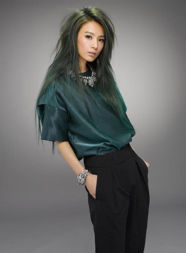 你們還記得嘛！10年前在周傑倫《退後》MV裡的清純女孩田馥甄，竟然變成了現在的「甄哥」！ 