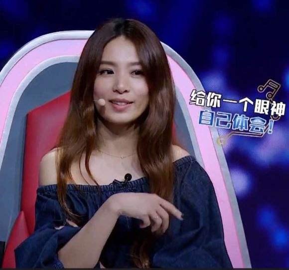你們還記得嘛！10年前在周傑倫《退後》MV裡的清純女孩田馥甄，竟然變成了現在的「甄哥」！ 