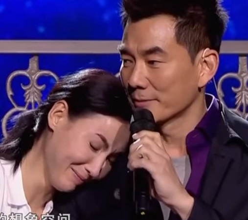 張柏芝驚喜現身！與任賢齊罕見合唱「重現16年前經典畫面...」現場來賓都跟著心痛！ 