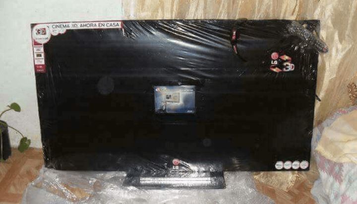她在臉書上買了一台55吋LCD電視，拆封的瞬間發現竟然是…「只能當桌子」了！ 