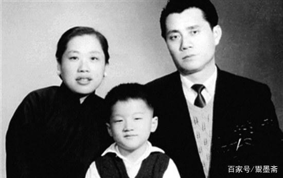 成龍姓陳為什麼兒子姓房？成龍父親當年隱姓埋名背後的故事！