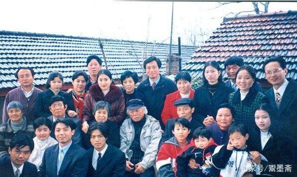 成龍姓陳為什麼兒子姓房？成龍父親當年隱姓埋名背後的故事！
