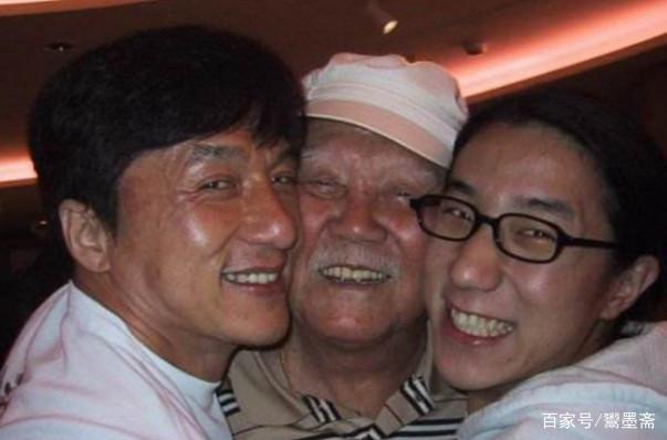 成龍姓陳為什麼兒子姓房？成龍父親當年隱姓埋名背後的故事！