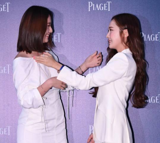 久違的鄭氏姐妹合體！Jessica鄭秀妍和Krystal秀晶一胖一瘦差距大 