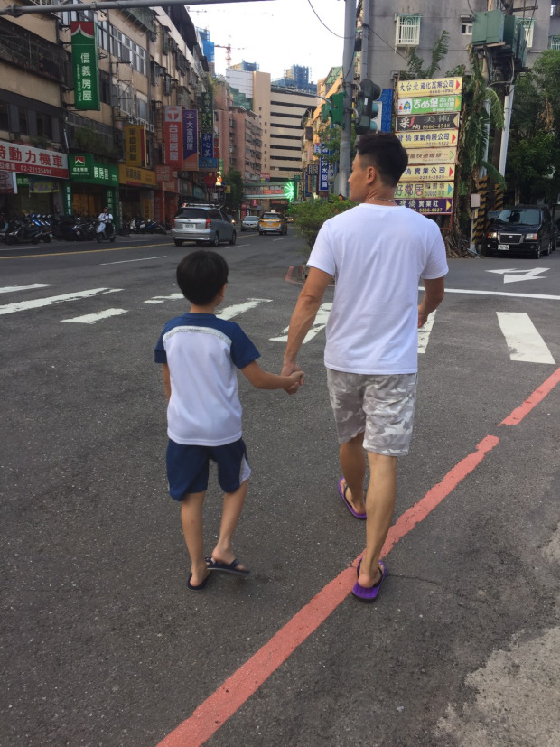本土劇男星「當單親爸爸多年」遭起底曝光！和白家綺曖昧多年他終於鬆口：「只要9歲的兒子....」 
