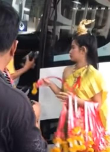 泰國迎賓小姐「結屎臉接客」看到鏡頭秒燦笑！　被網友肉搜出「她的近況」結果讓大家吵翻天了 