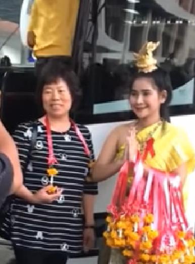 泰國迎賓小姐「結屎臉接客」看到鏡頭秒燦笑！　被網友肉搜出「她的近況」結果讓大家吵翻天了 