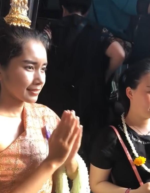 泰國迎賓小姐「結屎臉接客」看到鏡頭秒燦笑！　被網友肉搜出「她的近況」結果讓大家吵翻天了 