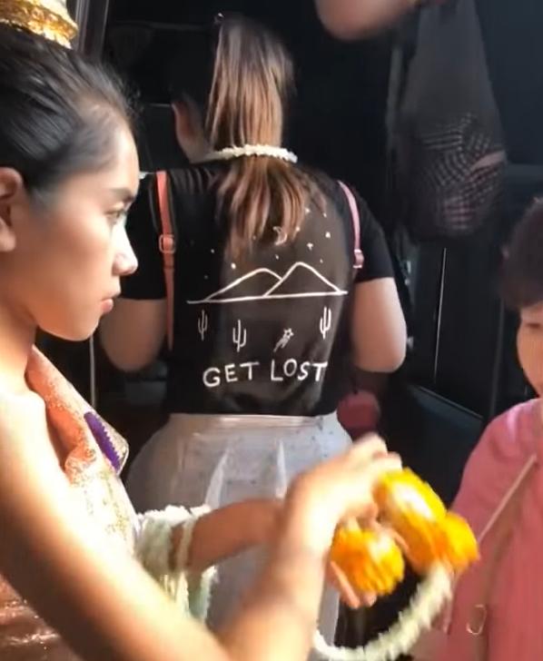 泰國迎賓小姐「結屎臉接客」看到鏡頭秒燦笑！　被網友肉搜出「她的近況」結果讓大家吵翻天了 