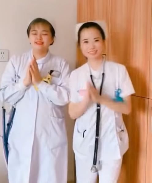 泰國迎賓小姐「結屎臉接客」看到鏡頭秒燦笑！　被網友肉搜出「她的近況」結果讓大家吵翻天了 