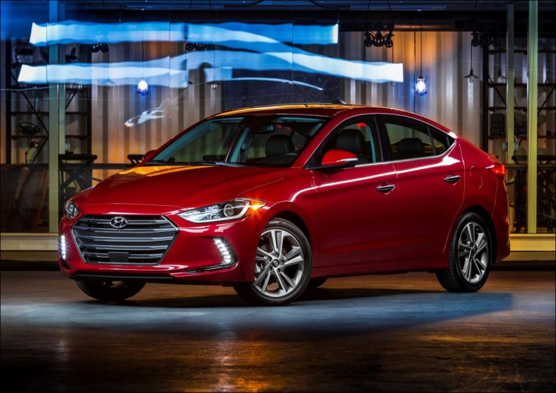 2019 HYUNDAI ELANTRA 路上測試被捕獲！全新設計的車頭燈和尾燈超帥！ 