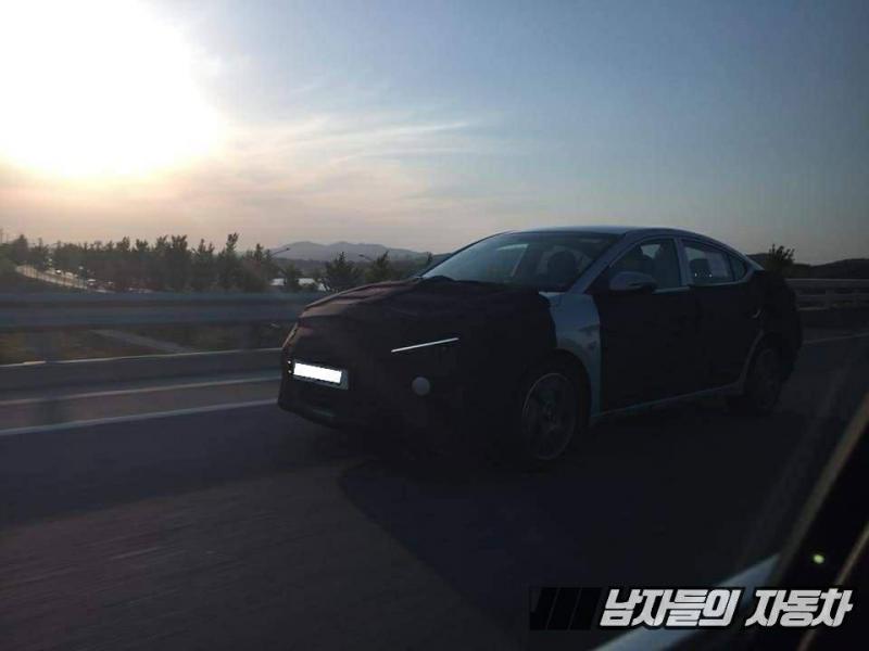 2019 HYUNDAI ELANTRA 路上測試被捕獲！全新設計的車頭燈和尾燈超帥！ 