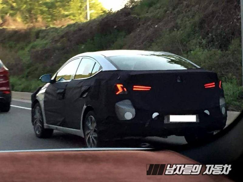 2019 HYUNDAI ELANTRA 路上測試被捕獲！全新設計的車頭燈和尾燈超帥！ 