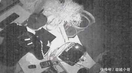 妙齡女子在房間熟睡，小偷瞧瞧進入房間做了一件事，女子: 下次再來！