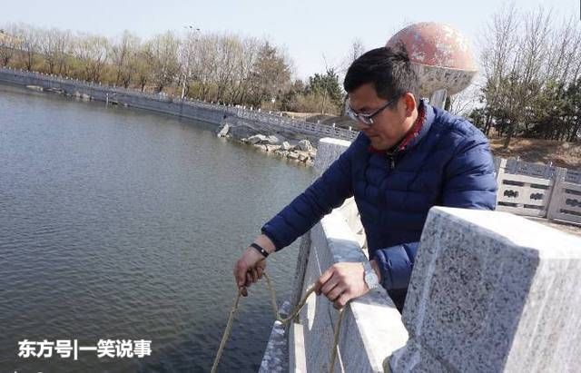 男子不小心將鑰匙掉進湖裡，當他把鑰匙撈上來時，發現驚喜一幕！