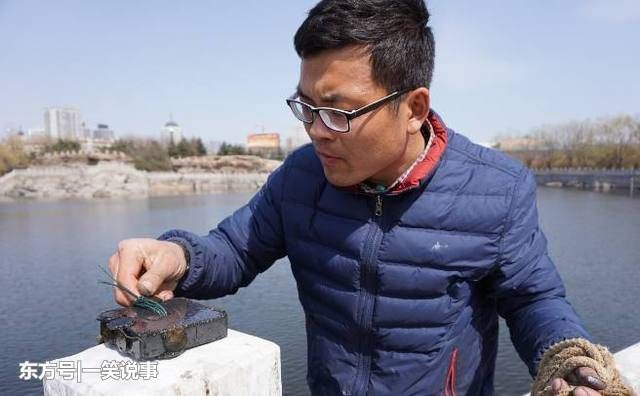 男子不小心將鑰匙掉進湖裡，當他把鑰匙撈上來時，發現驚喜一幕！