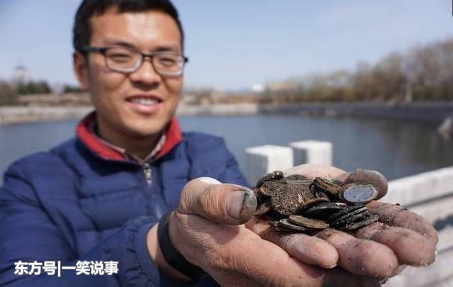 男子不小心將鑰匙掉進湖裡，當他把鑰匙撈上來時，發現驚喜一幕！