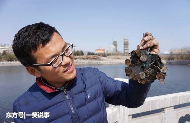 男子不小心將鑰匙掉進湖裡，當他把鑰匙撈上來時，發現驚喜一幕！