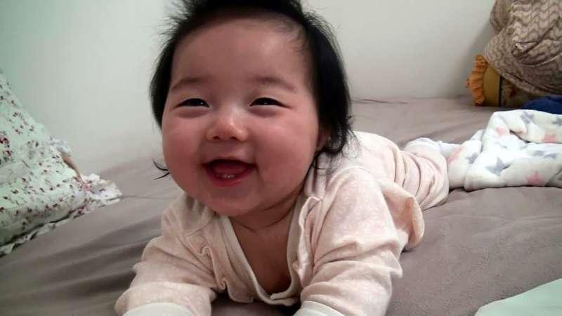 太萌了！　媽媽拍女兒睡覺時可愛的樣子　半睡半醒之間還會對媽媽微笑　 