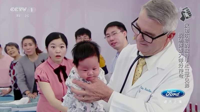 哭鬧的寶寶竟然可以「秒停哭」　醫生一抱起來神奇的事就發生了 