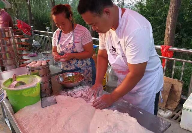 我和老公在堂妹困難時伸出援手，10年後小區保安多次遞給我東西，打開來看…瞬間傻眼了！