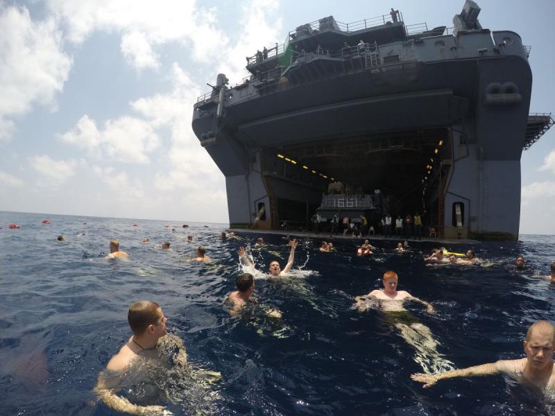 10張記錄「美國海軍在海洋上如何放鬆」的照片，完全和想像不一樣的活動比開派對還爽啊！