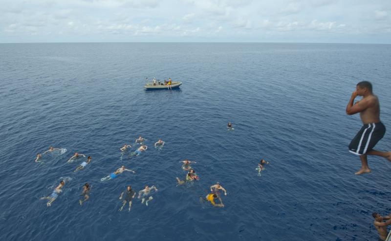 10張記錄「美國海軍在海洋上如何放鬆」的照片，完全和想像不一樣的活動比開派對還爽啊！