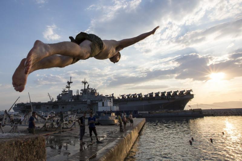 10張記錄「美國海軍在海洋上如何放鬆」的照片，完全和想像不一樣的活動比開派對還爽啊！
