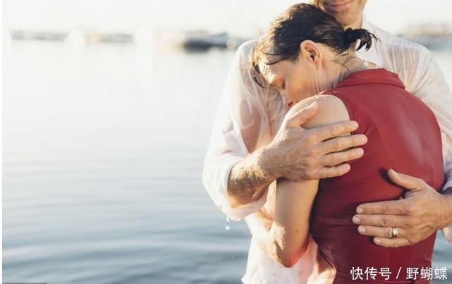 17歲女孩當伴娘，一個月後下身出血，醫生手術後取出「異物」！
