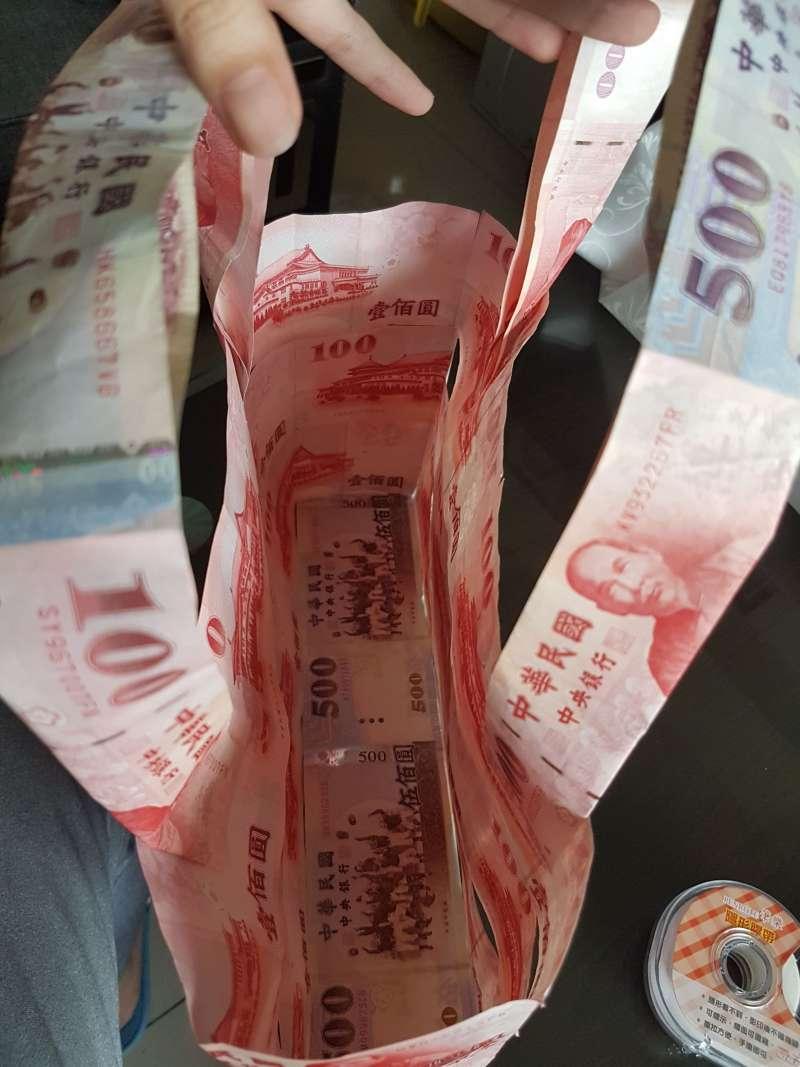 超實際！超狂母親節「手作禮物」　網友笑：邊做荷包也在淌血