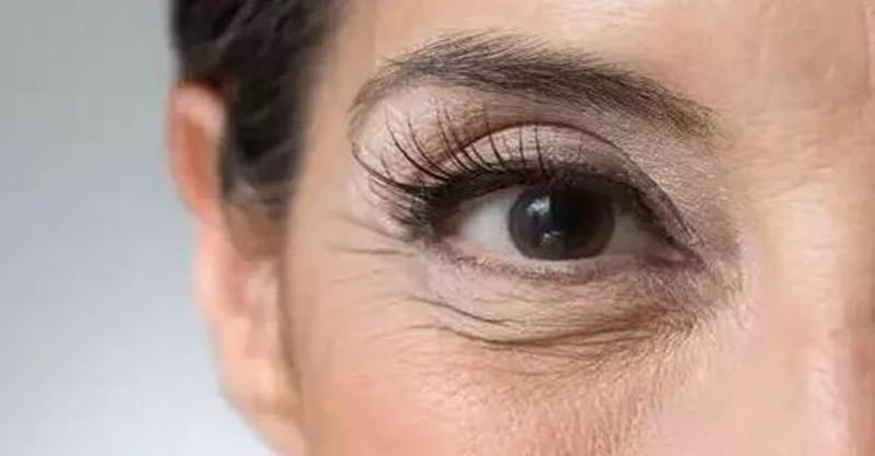 女人50歲了，絕經了，開始老了？不要只顧著臉，原來這樣做才可以實現「凍齡」！ 