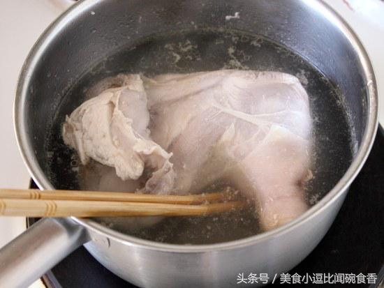 在家也能吃到「海南雞飯」，雞肉鮮甜可口，搭配醬汁簡直一絕！ 