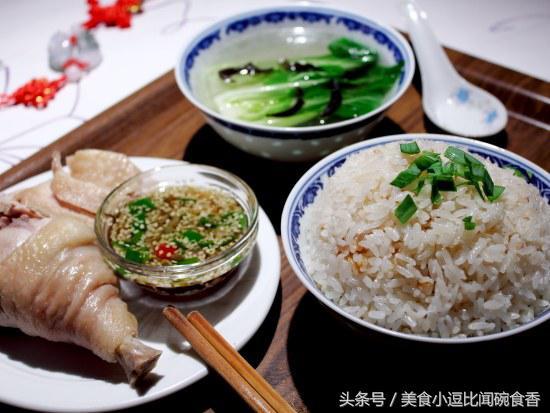 在家也能吃到「海南雞飯」，雞肉鮮甜可口，搭配醬汁簡直一絕！ 
