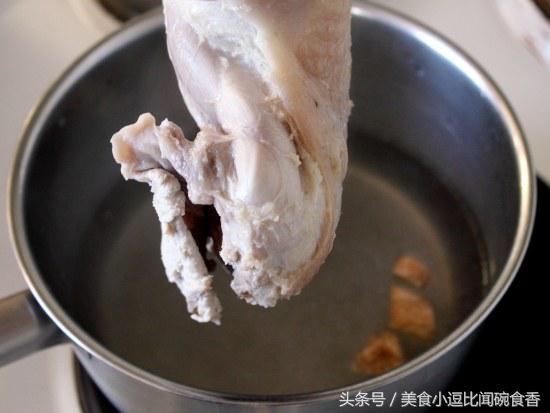 在家也能吃到「海南雞飯」，雞肉鮮甜可口，搭配醬汁簡直一絕！ 