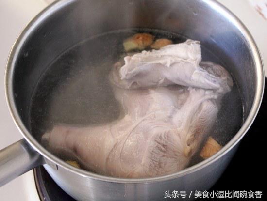 在家也能吃到「海南雞飯」，雞肉鮮甜可口，搭配醬汁簡直一絕！ 