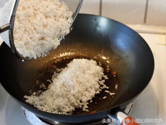 在家也能吃到「海南雞飯」，雞肉鮮甜可口，搭配醬汁簡直一絕！ 