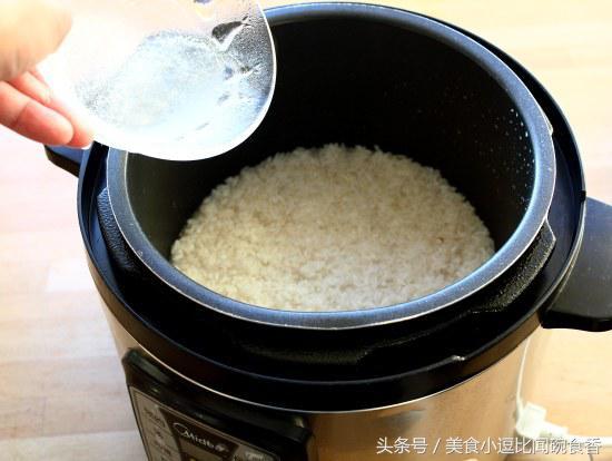 在家也能吃到「海南雞飯」，雞肉鮮甜可口，搭配醬汁簡直一絕！ 