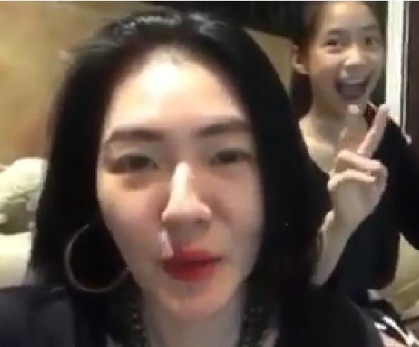 小S收到「女兒送的母親節禮物」氣到臭臉　嚴肅對女兒「訓話45秒」被網友讚翻了 