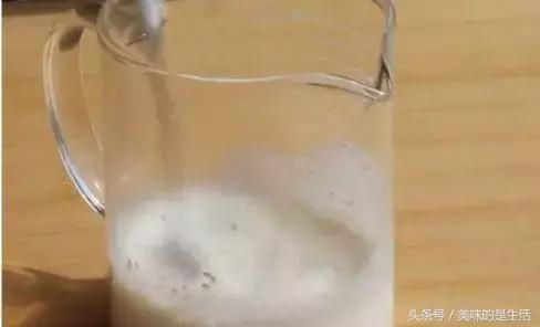 1個雞蛋半斤麵粉，不用一滴油，試試做一次，一大盤都不夠吃！ 