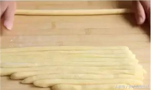 1個雞蛋半斤麵粉，不用一滴油，試試做一次，一大盤都不夠吃！ 