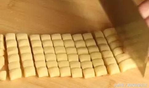 1個雞蛋半斤麵粉，不用一滴油，試試做一次，一大盤都不夠吃！ 