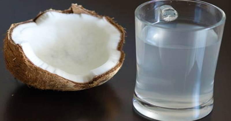 「椰子水」就是最天然的電解質！一杯喝進「五大健康功效」，血壓、膽固醇都敵不過它！ 