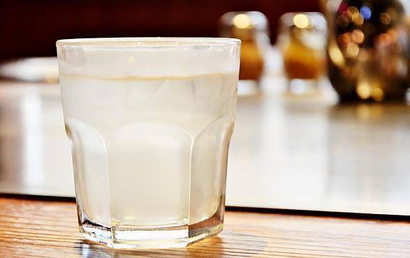 「椰子水」就是最天然的電解質！一杯喝進「五大健康功效」，血壓、膽固醇都敵不過它！ 
