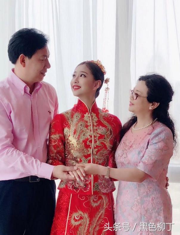 女排昔日國手正式大婚，名帥父親動情嫁女，這一刻新娘太美了