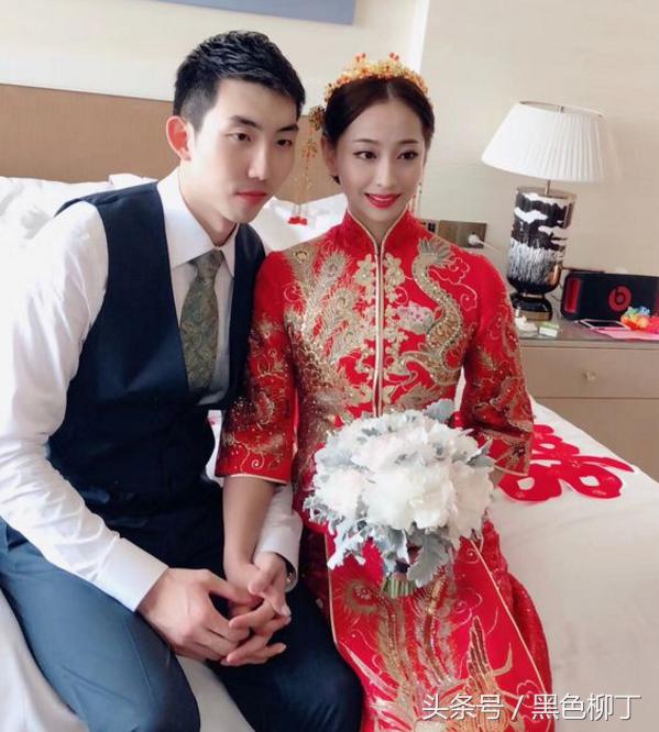 女排昔日國手正式大婚，名帥父親動情嫁女，這一刻新娘太美了