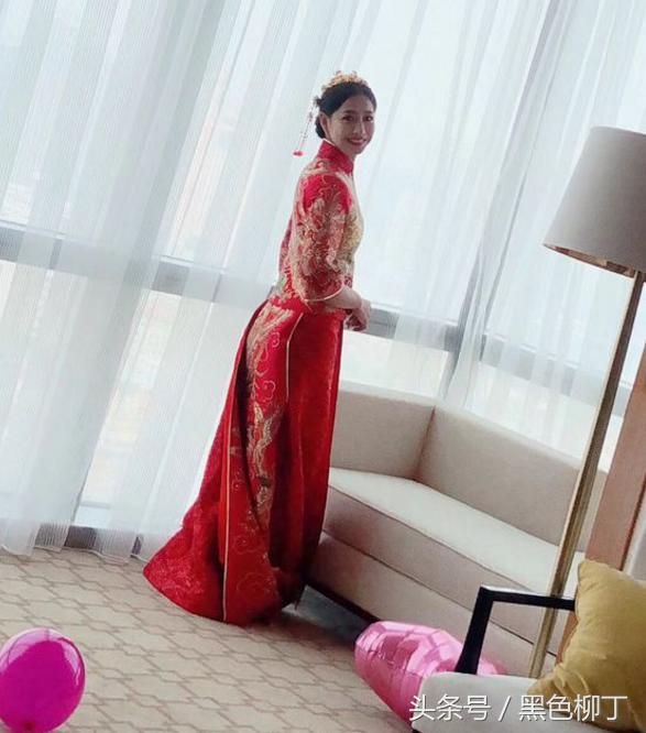 女排昔日國手正式大婚，名帥父親動情嫁女，這一刻新娘太美了