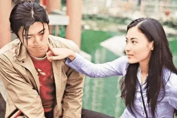 謝霆鋒罵張柏芝是世界最髒的女人，張柏芝4個字回應讓他啞口無言！