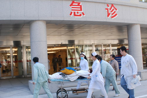 在路上不小心對眼八嘎囧被嗆「跨三小」的時候該怎麼辦？鄉民神回最後卻在急診室...