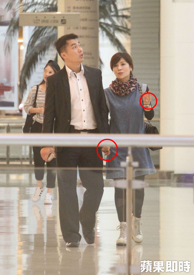 苦情歌後「蔡秋鳳」驚傳情變！去年才認了小開男友的她忍淚「卸下500萬鑽戒」！原來他們… 