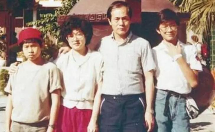 早該出道了！「古天樂」全家照曝光弟弟高顏值備受矚目，網友直呼：比古天樂還帥！ 